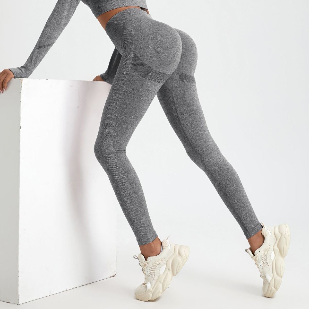 Butt-lifting fitness leggings